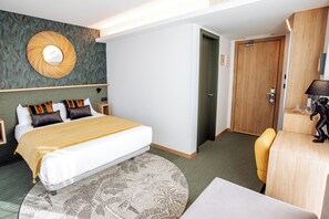 Design tweepersoonskamer, 1 queensize bed, uitzicht op bergen, aan tuin | Donsdekens, een minibar, een kluis op de kamer, een bureau