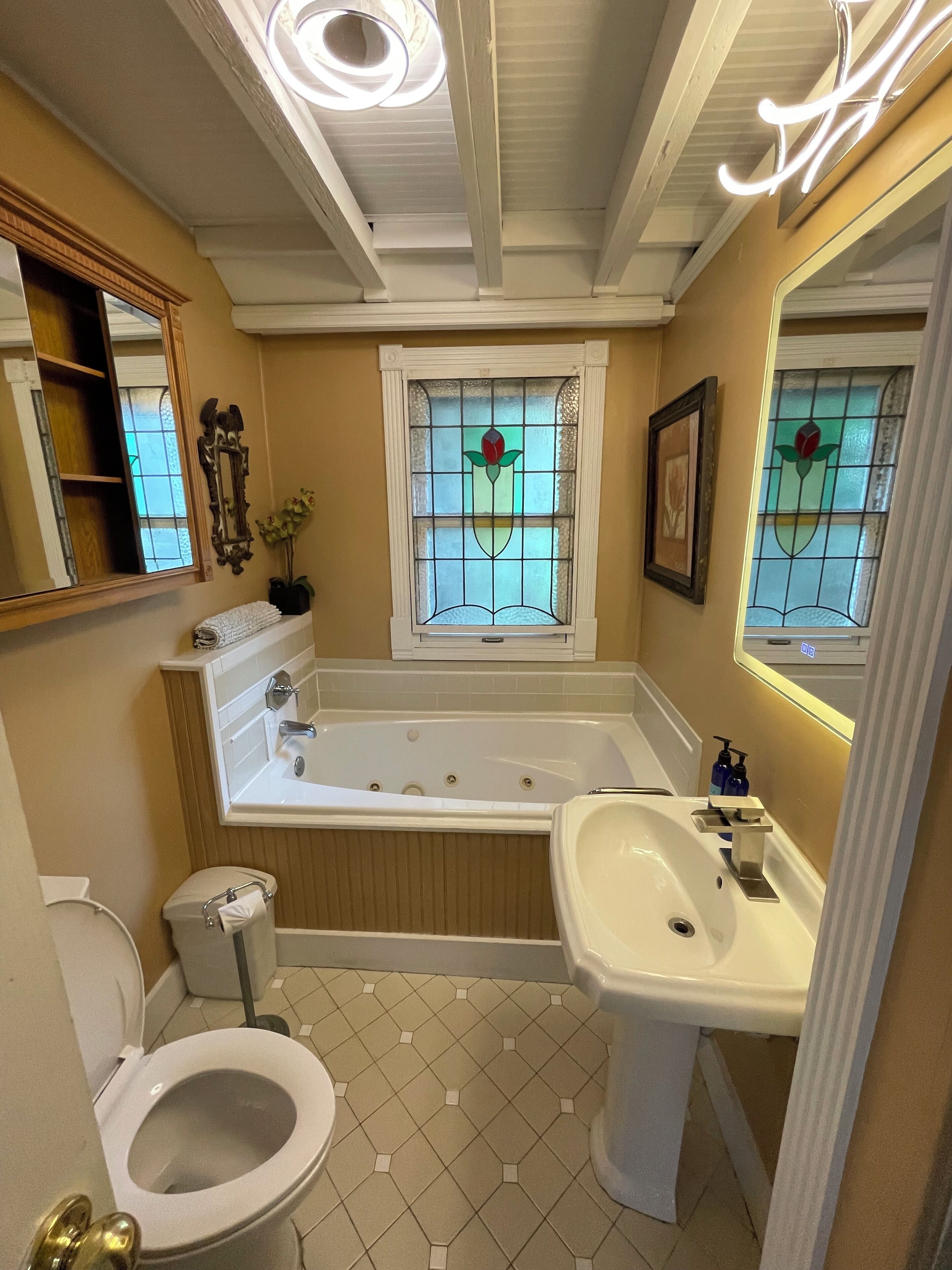 Suite Confort, 1 grand lit, baignoire à jets, vue cour intérieure | Salle de bain | Ensemble douche/baignoire, baignoire à jets