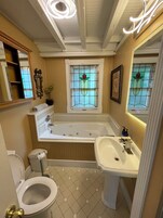 Bañera con ducha, bañera de hidromasaje, artículos de tocador gratuitos