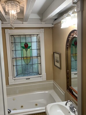 Comfort Suite, 1 Queen Bed, Jetted Tub, Courtyard View | Bathroom - Peace & Plenty Inn Bed & Breakfast (St. Augustine)
