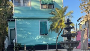 A two-story house with a fountain in the courtyard. - Peace & Plenty Inn Bed & Breakfast (St. Augustine)