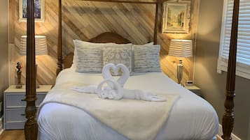 Ein Himmelbett mit weißen Leinen und einer Herz-Form aus Handtüchern.