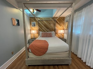 Suite Deluxe, 2 habitaciones, vista al patio | Edredón, camas con efecto memoria y decoración personalizada 