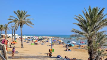 Una spiaggia nelle vicinanze, pesca
