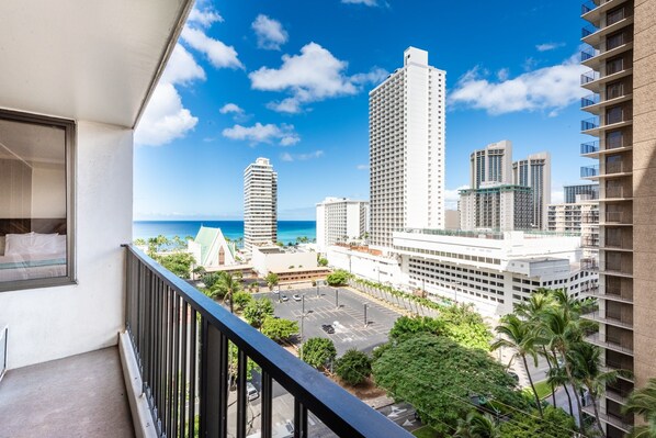 Property grounds - Breezy 12th Floor Waikiki Condo with FREE Parking (Honolulu)