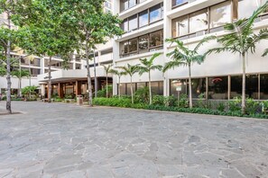 Property grounds - Breezy 12th Floor Waikiki Condo with FREE Parking (Honolulu)