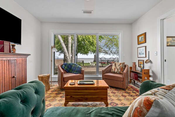 TV - Hickory Hideaway-2 Bedroom with Lakeviews (Oshkosh)