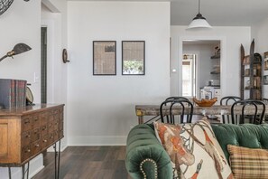 TV - Hickory Hideaway-2 Bedroom with Lakeviews (Oshkosh)