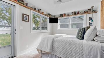 2 bedrooms, desk, iron/ironing board, travel cot