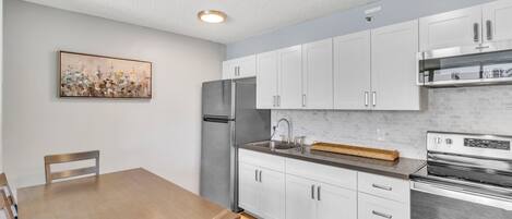 Réfrigérateur, micro-ondes, four, cafetière/bouilloire