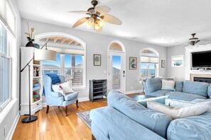 TV a schermo piatto, caminetto, videogiochi, lettore DVD