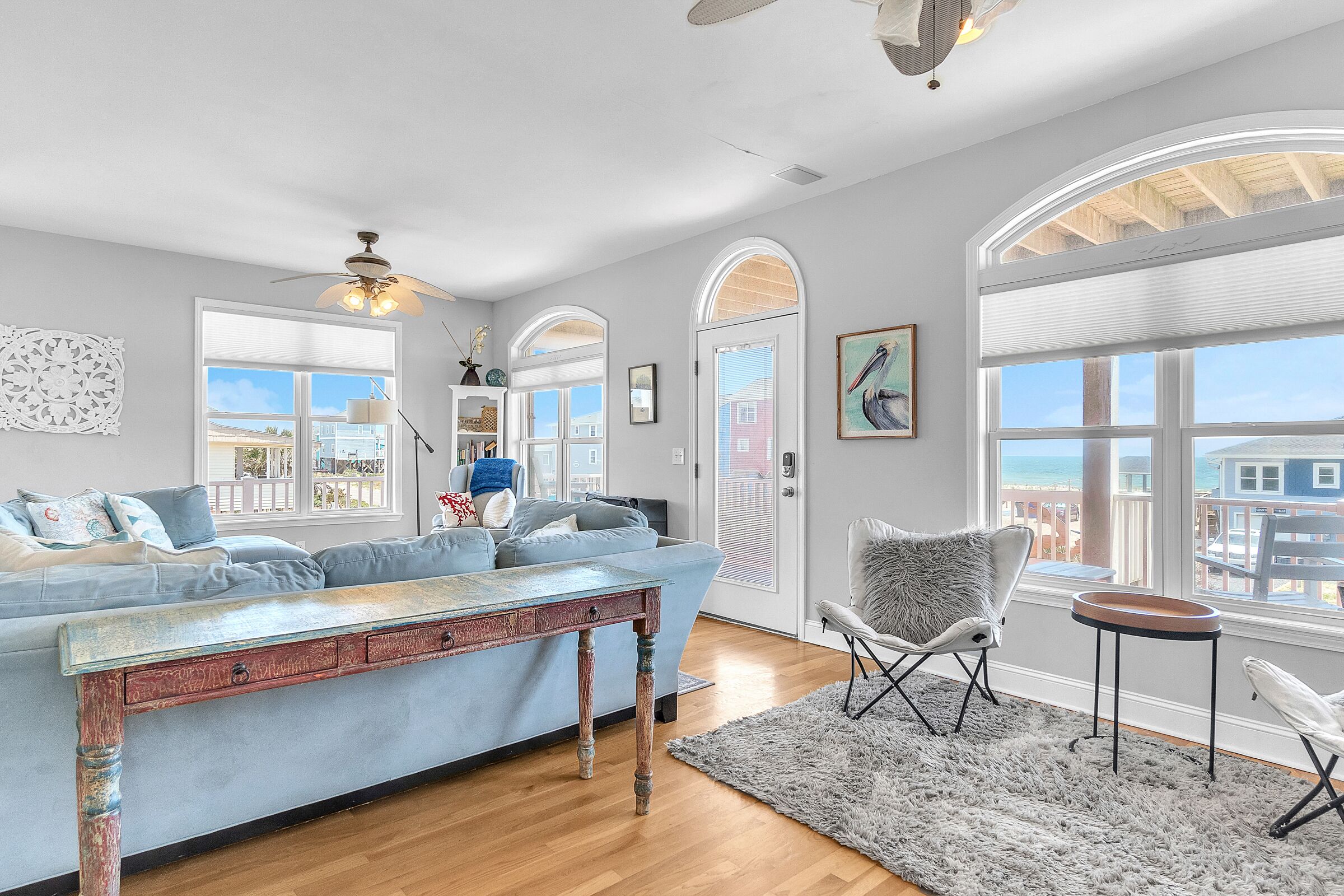 تلفزيون بشاشة مسطحة، مدفأة، ألعاب فيديو، مشغل دي في دي