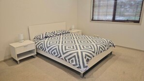 4 bedrooms, iron/ironing board, internet, bed sheets - Seas The Day - Free Wifi, 180m Walk TO THE Beach (Vincentia)