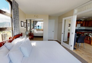 1 bedroom, iron/ironing board, Internet, bed sheets - 36th Floor Deluxe Ocean View Condo with Free Parking & Wifi (Honolulu)