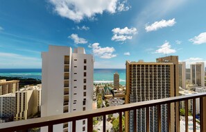 Property grounds - 36th Floor Deluxe Ocean View Condo with Free Parking & Wifi (Honolulu)