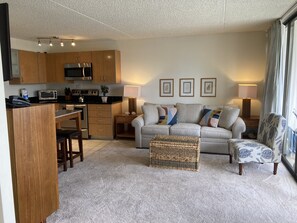 TV - Deluxe Condo with Pool View, Free Parking & Wi-Fi (Honolulu)