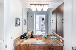Hair dryer, towels - Deluxe Condo with Pool View, Free Parking & Wi-Fi (Honolulu)