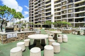 Outdoor dining - Deluxe Panoramic Mountain View Condo - 37th Floor, Free parking & Wifi (Honolulu)