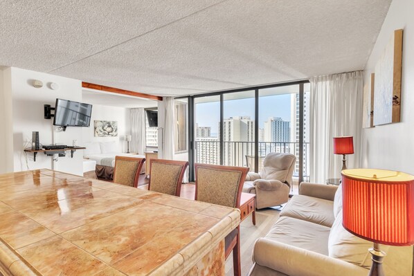TV - 19th Floor Condo with Lanai & Sea Views - FREE Parking! by Koko Resort Vacation Rentals (Honolulu)