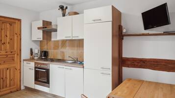 Refrigerador, parrilla de estufa y cafetera y tetera