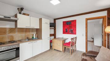 Refrigerador, parrilla de estufa y cafetera y tetera