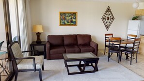 TV - Updated 22nd Floor Waikiki Condo - Free parking & WiFi - Ideal for large family! (Honolulu)