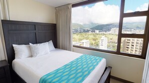 1 bedroom, iron/ironing board, internet, bed sheets - Updated 22nd Floor Waikiki Condo - Free parking & WiFi - Ideal for large family! (Honolulu)
