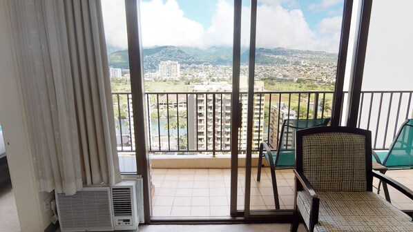 Interior - Updated 22nd Floor Waikiki Condo - Free parking & WiFi - Ideal for large family! (Honolulu)