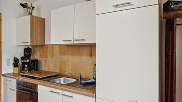 Kühlschrank, Herdplatte, Wasserkocher mit Kaffee-/Teezubehör