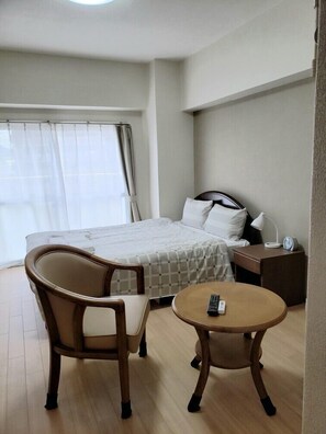 Double Room, Smoking