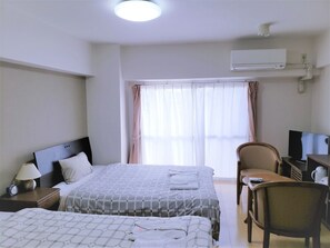 Twin Room, Smoking