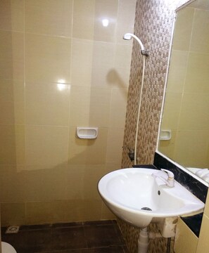 Standard Room | Bathroom | Shower, rainfall showerhead, free toiletries, bidet - Ams Penthouse (Jakarta)