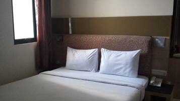 Kamar Double Deluks | Meja kerja, ruang kerja ramah laptop, kedap suara, dan Wi-Fi gratis