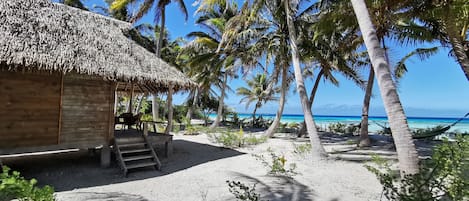 Bungalow, Lagoon View (3) | Desk, bed sheets