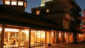 Um edifício com área de estar coberta ao ar livre e entrada visível.