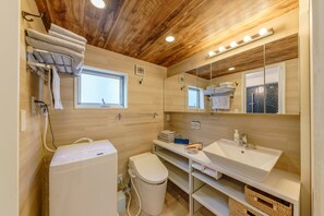 Combined shower/bathtub, free toiletries, hair dryer, electronic bidet