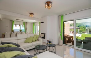 Smart TV, fireplace, table football, ping pong - Cozy home in Ricice with WiFi (Ricice)