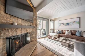 Smart TV, chimenea, estéreo y oficina