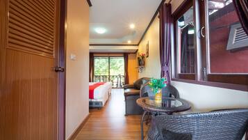 Premier Twin Room | 1 bedroom, desk, free WiFi, bed sheets