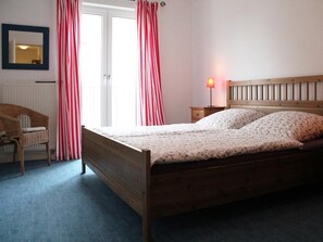 2 bedrooms, travel crib