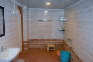 Habitación estándar | Baño | Ducha y toallas