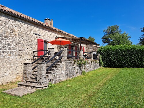 Magnifique propriété Aveyronnaise sur un terrain clos et sécurisé de 2 700m2.