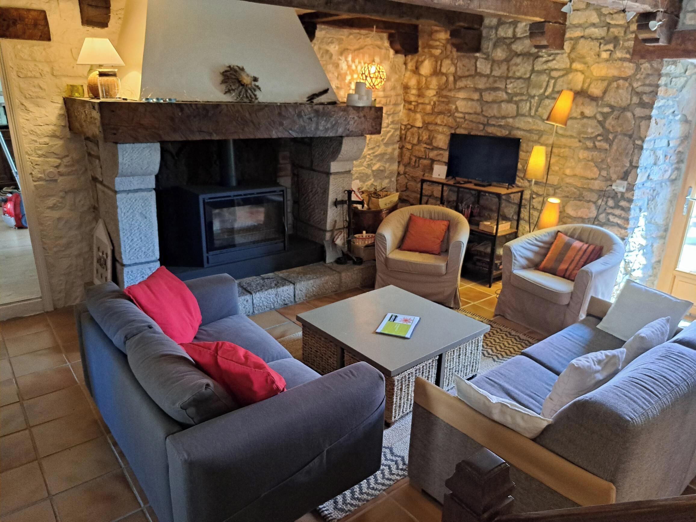 智能電視、壁爐、乒乓球設施、書籍