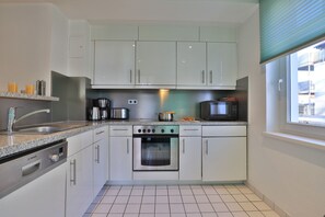 Kühlschrank, Mikrowelle, Ofen, Geschirrspüler