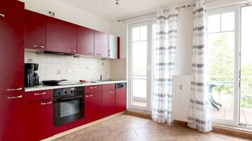 Kühlschrank, Geschirrspüler, Wasserkocher mit Kaffee-/Teezubehör