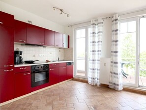 Kühlschrank, Geschirrspüler, Wasserkocher mit Kaffee-/Teezubehör