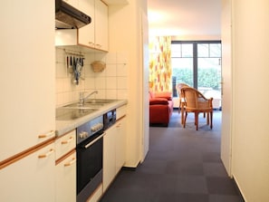 Jääkaappi, mikroaaltouuni, uuni, astianpesukone