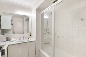 Standard Apartment | Bathroom | Shower, towels, soap, toilet paper - MAINSAIL8 - Mooloolaba Beach (Mooloolaba)