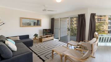 Apartamento standard | Área de estar | TV de tela plana