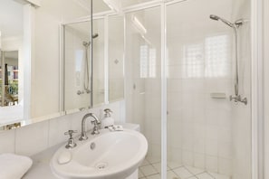 Standard Apartment | Bathroom